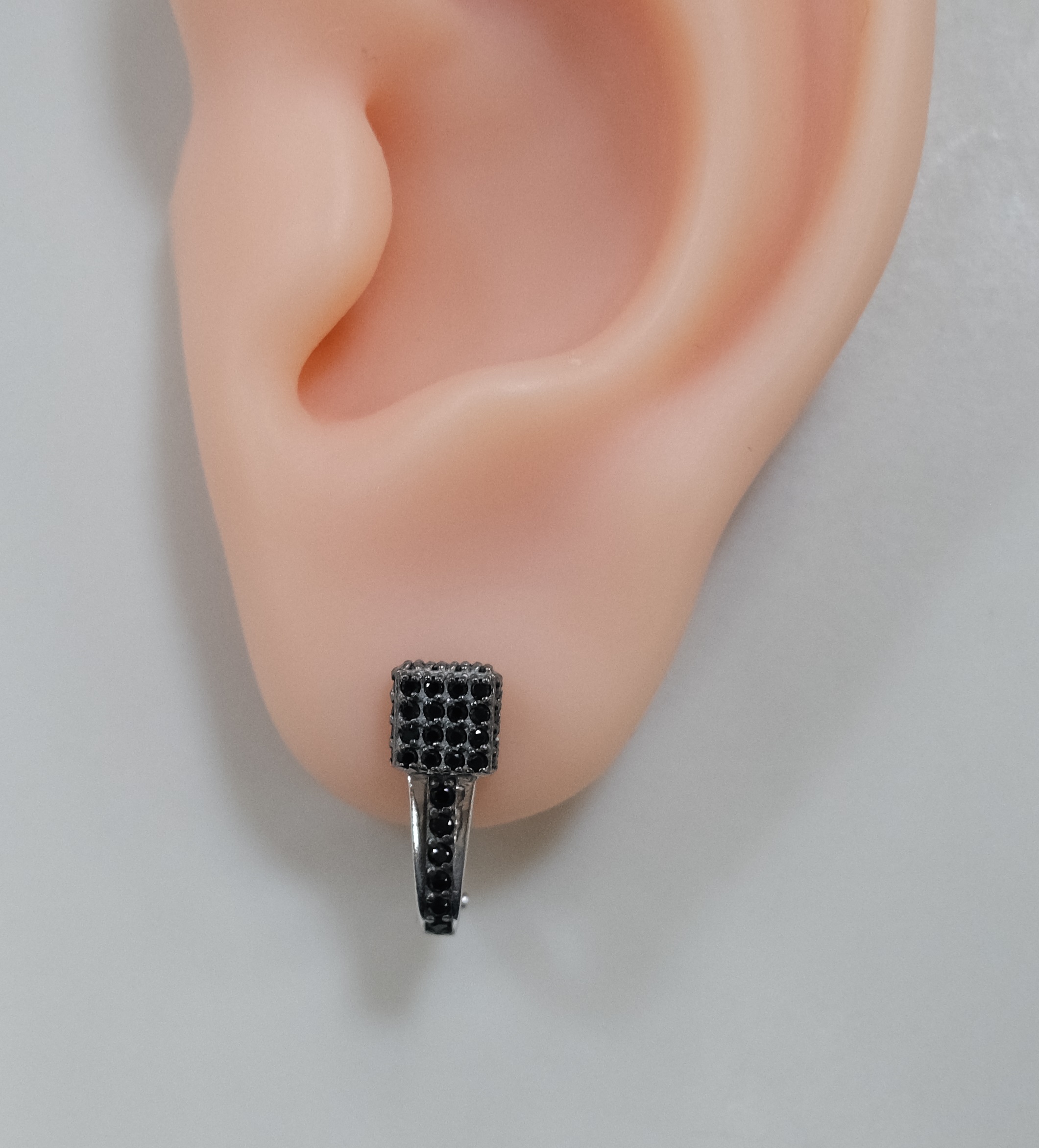 Серебряные серьги со шпинелью